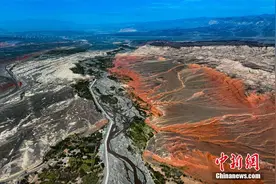 新疆托克逊县天山红河谷：大自然的鬼斧神工图片