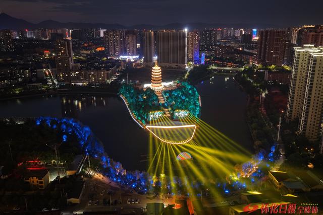 办会惠民 • 微观察⑤|暖心！鹤城区为万名观众加演鹤鸣洲水幕电影