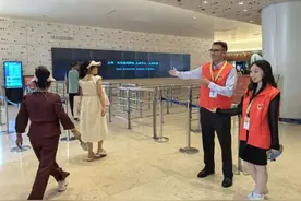 中国第一高楼里，外籍友人也加入了志愿者队伍图片