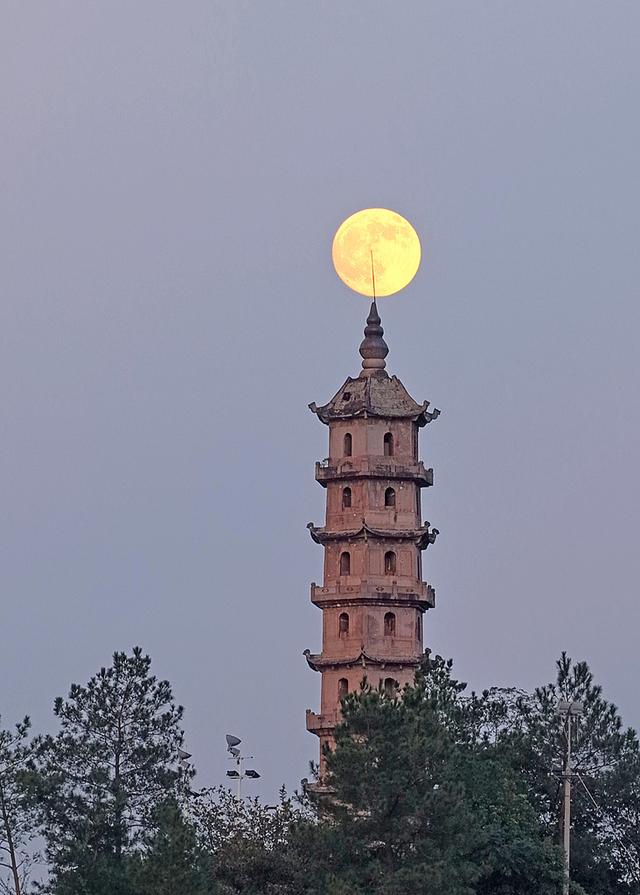 穿越古今共赴团圆！“超级月亮”和古建浪漫同框