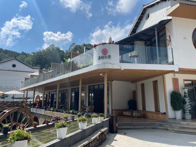 观山湖：湖山为枕觅清凉 环湖旅居点燃“避暑经济”