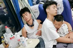 大学生帮站票宝妈抱娃一夜：年轻人有力气就要花在有用的地方图片