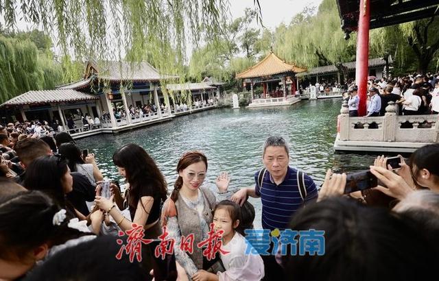 国庆首日趵突泉游人如织 泉水游成假日首选