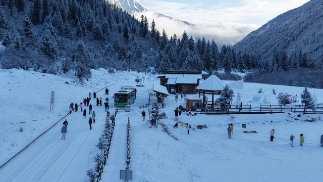 刷屏预警｜达古冰川今日大雪！山上山下，一片纯白浸心脾