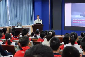 海天同筑梦！烟台芝罘中学携手海军航空大学举办海军知识主题讲座图片
