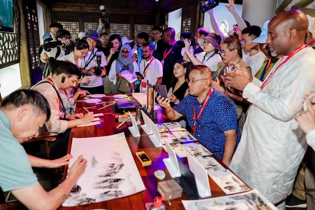 外国记者代表实地探访龙南——2025年“一带一路”记者组织论坛主题采风活动走进江西
