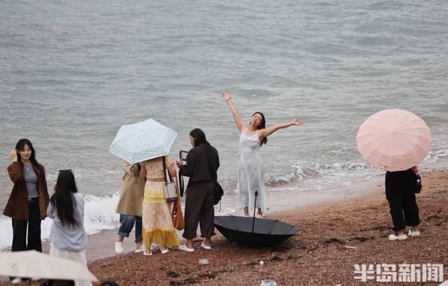 秋雨润栈桥，伞海映人潮