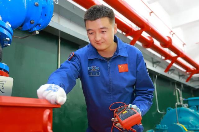 火箭点火起飞后，他们第一时间赶往塔架……