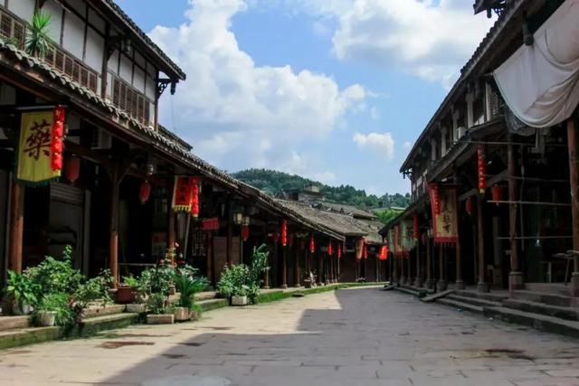 安逸四川 乐游绵阳 ‖ 郪江古镇：古榕听雨，崖墓谜光，邂逅千年王城遗韵