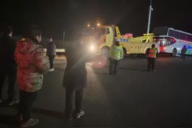 河南返乡大巴在郴州小镇发生故障停运，59人深夜又急又饿，被接下来发生的事感动图片