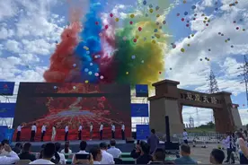 超20万辆京津地区车辆 暑期驶入张北草原天路图片