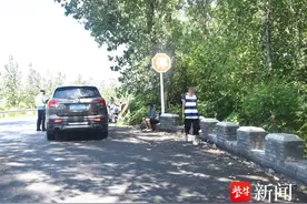 老人“躲阴凉”逆向骑行电三轮，迎面与轿车相撞图片