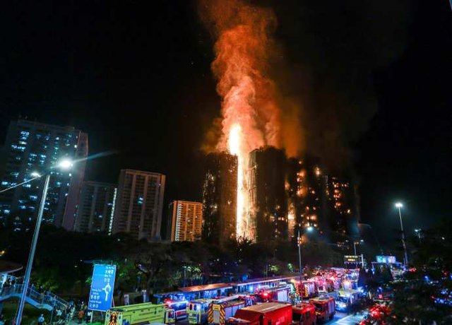 航拍香港火灾现场，多幢大厦被火光笼罩；受灾楼栋住户近万人，老年人居多，居民发声：被安置在附近中学
