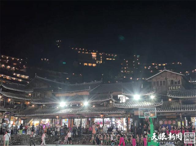 万家灯火映团结 银发舞步醉苗寨|2025年全国老年人健身广场舞大联动主会场巡游活动举行