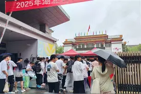 2025年中考雨中启幕！荆州9.8万考生书写青春答卷图片