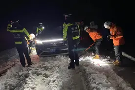 6名游客自驾走错路跨年夜被困云南白马雪山，被当地消防警方联合救出图片