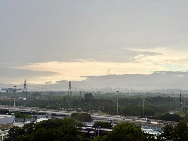 雨后看见彩虹！北京晚霞金光漫天！