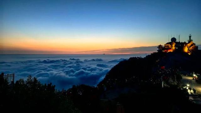 泰安：秋染岱宗 云海日出撼人心