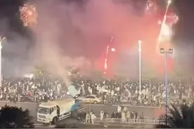 北海市民跨年夜在金滩放烟花，有雾炮车洒水降尘，官方回应：为减少大气污染图片