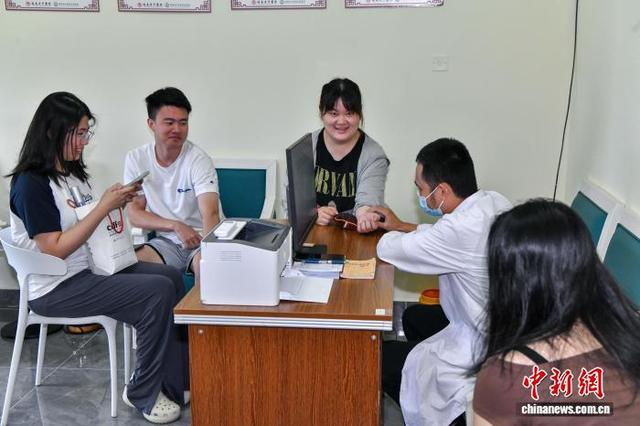 海外华裔大学生海南研习行：在“梦幻香山”闻香识香