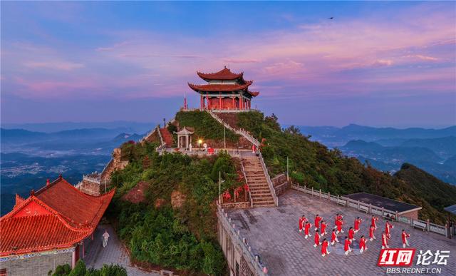 五雷仙山势惊天，秋日武姿舞云端