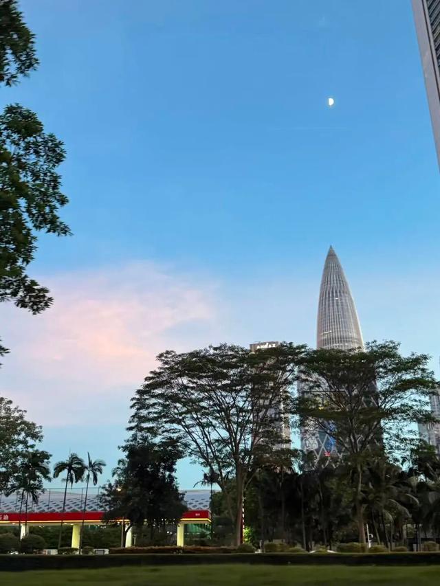 八月的尾声，深圳霞光倾城