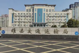 河南睢县交通运输局开展2025年农村公路春季养护大会战、助力乡村振兴图片