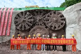 穿越金渝大道 看巨型“削笔刀”如何挖隧道图片