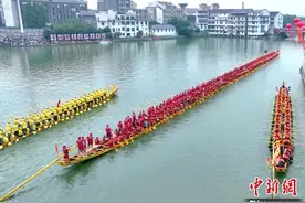 湖南益阳百米龙舟成功挑战“最长双桡龙舟”世界纪录图片