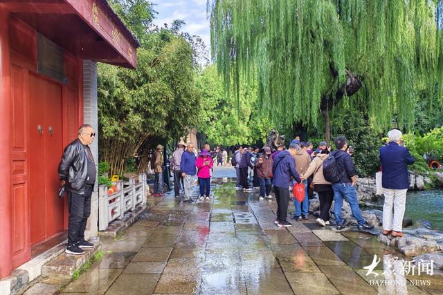 “月牙飞瀑”引来围观，游人踏水赏泉