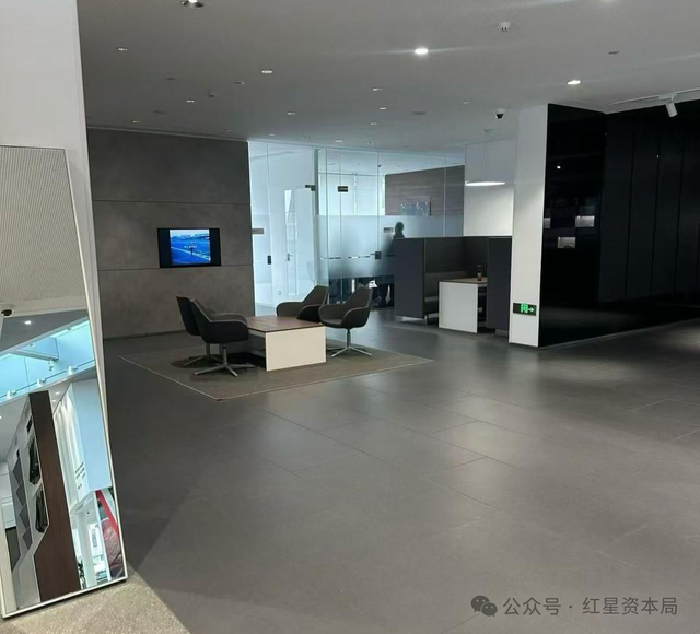 贵阳保时捷门店总经理带头，连夜搬空车辆！控股方急喊 “没跑路”，旗下三门店已暂停营业；员工质疑，称“正常闭店会把东西挪走？”