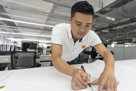 走近最美纺织工｜何先撑：喜欢“找茬”和“管闲事”的制版师图片