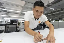 走近最美纺织工｜何先撑：喜欢“找茬”和“管闲事”的制版师图片