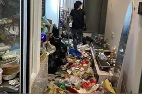女租客提出退房后失联，房间成“垃圾场”，房东崩溃：清理了几十袋，沙发、床、衣柜都扔了图片