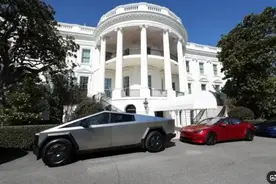 特朗普砸钱支持马斯克，花8万美元买红色特斯拉，尽管总统自己并不开车图片