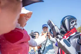 赏花陪聊，世纪公园人形机器人“上岗”，它的名字叫“开开”图片