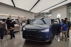 门店客流翻倍、试驾预约爆满 国庆成都车市人气旺｜国庆消费观察图片