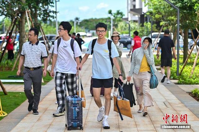 中国境内首个境外高校独立办学项目永久校址迎首批新生