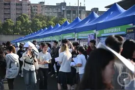 380家单位进校园“抢人” AI人才需求旺盛有企业开出20万年薪图片