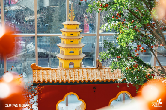 龙湖济南西城天街x灵岩寺景区联名美陈“柏柿灵岩”上线，打造泉城文化打卡新地标