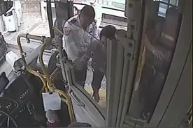 拄拐老人上下车不便，公交司机暖心搀扶图片