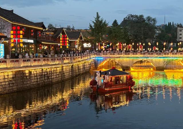 【建设一流旅游城市 建设世界级旅游景区】安顺古城“越夜越精彩”