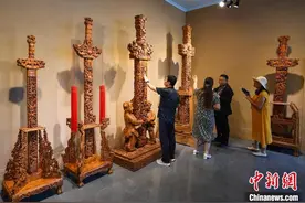 山西运城：海外华文媒体采风团感受永乐桃木雕刻技艺图片
