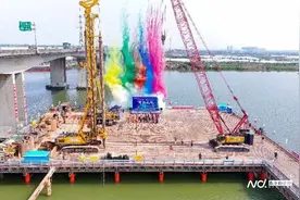 广澳高速南沙至珠海段改扩建项目海隆大桥主墩桩基开钻图片