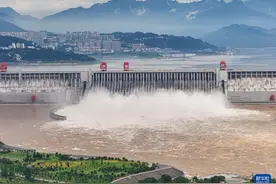 三峡水库持续泄洪图片