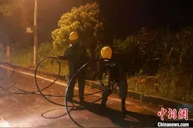 江西九江风雨肆虐 电力人坚守一线保供电图片