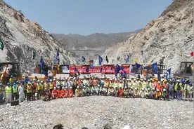 巴基斯坦莫赫曼德水电站项目大坝填筑施工启动图片