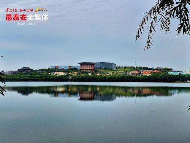 初秋天平湖：水墨画卷入眼来