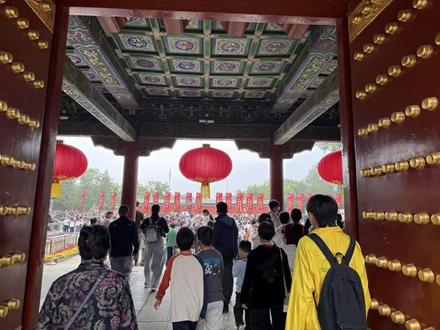 天气渐凉、热情依旧！游客打卡京城公园热度不减