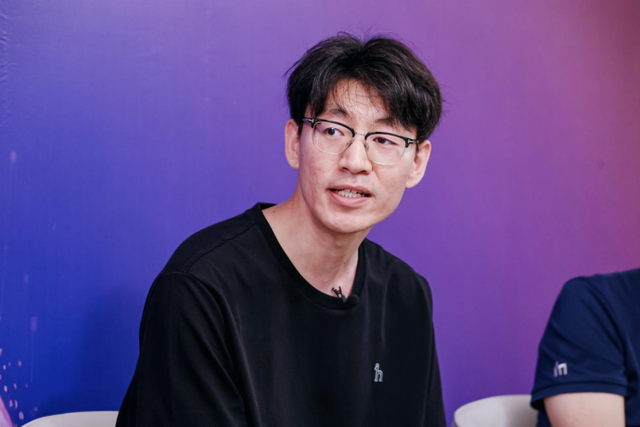 AI的存在并非取代人类，人类终将找到与AI共生之道｜2025WAIC财经下午茶